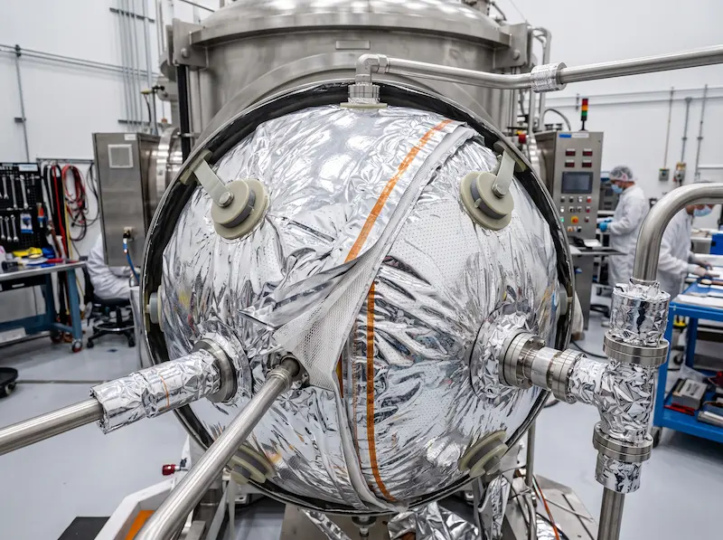Cryogenic MLI blanket with staggered lap seams installed on a spacecraft tank and fluid lines